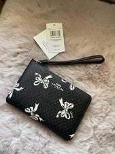 💙 Muñequera Coach Corner Zip - CZ441 Lona Estampada Negra con Arcos Plateados - Nueva con Etiquetas