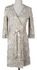 NUEVO SIN ETIQUETAS~PERSIFOR~Mujeres S~LOUISE Beige y Blanco Estampado Manga 3/4 Vestido Envolvente~Hecho en EE. UU.