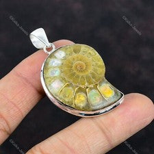 Colgante de plata de ley con bisel de piedras preciosas fósiles de amonita de ópalo etíope de pera