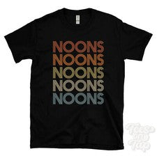 CAMISETA ESTILO RETRO REPETIDO NOONS Hombre y Mujer Novedad Genial Nombre Regalo