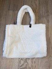 Bolso de Mano Victoria’s Secret Marfil VS Logo Sherpa Fin de Semana 13”H X 16”W $58 Nuevo con Etiquetas