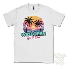 CAMISETA WIDEOPEN TYNE & WEAR - Retro Estilo Miami Divertida Parodia de Verano Reino Unido