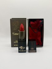The Beauty Beat Emolyne - Lápiz labial de terciopelo de larga duración tono nuestro rojo 3,2 g nuevo en caja