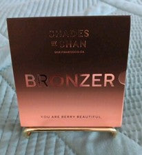 Hermoso bronceador de nogal Shades By Shan con espejo You Are Berry