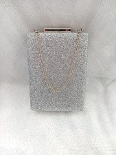Bolso clutch de noche plateado brillante con herrajes dorados