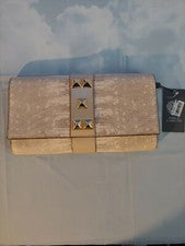 NUEVO CON ETIQUETAS VINCE CAMUTO Mujer Beige Bolso sin asas Tachonado Sobre Bolso de Noche Cuero