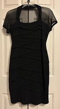 elegante vestido negro mujer de London Times
