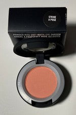 Sombra de ojos mate suave MAC Strike A Pose Powder Kiss nueva en caja