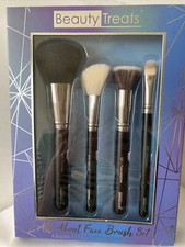 Juego de 4 brochas faciales Beauty Treats All About para aplicación de maquillaje impecable
