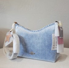 Bolso de hombro Coach Laurel en denim querido con dijes - denim/dorado/índigo claro