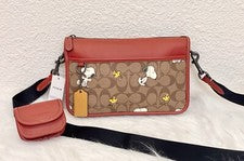 Bandolera convertible Coach X Peanuts Heritage con estampado Snoopy Woodstock CE709