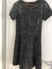Vestido de diseño italiano línea A con collar de pedrería desmontable. Talla S/M