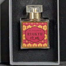c2019 Auphorie Ryukyu Extrait de Parfum 1 fl oz [30 ml] con caja de perfume, inserto