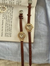 Reloj de corazón dorado con correa de cuero marrón elegante de inspiración vintage para mujer