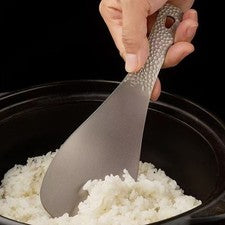 Herramienta de servir arroz de acero inoxidable con textura de martillo ergonómico para mango