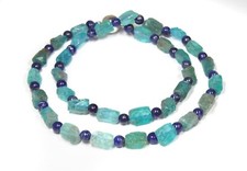 Collar de piedras crudas de apatita y cuentas intermedias de lapislázuli