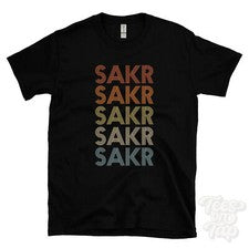 CAMISETA SAKR ESTILO RETRO REPETIDO Hombre y Mujer Novedad Genial Nombre Regalo
