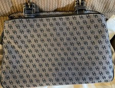 Bolso de mano de cuero para mujer Dooney Bourke con estuche para gafas, billetera cambiadora y soporte de identificación