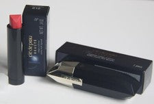 LOTE DE LÁPIZ LABIAL EXTRA RICO CLE DE PEAU 212 RECARGA 0,14 OZ. Y FUNDA/SOPORTE NUEVO