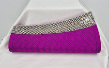 Bolso clutch de diseñador de lujo adornado con cristal de seda cruda fucsia Ash Amaira India