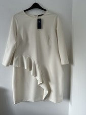 Vestido crema para mujer diseño con volantes material elástico exM&S talla UK 20 nuevo con etiquetas
