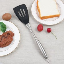 Utensilios de cocina antiadherentes resistentes al calor ranurados de silicona negros