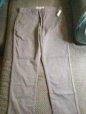 Pantalones caqui informales de ajuste relajado para hombre Amazon Essentials, gris oscuro, 32 W x 29 L