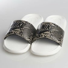 Zapatillas NIKE Victori One Slide Estampado Serpiente Postre Arena/Negro Summit Blancas