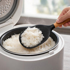 Cuchara de arroz de silicona con patrón de puntos elevados y mango de madera 22 cm medidas