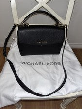 Bolso de hombro Michael Kors para mujer de cuero negro y dorado