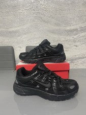 Nike P600 Triple Negro Entrenadores Talla UK 10 Totalmente Nuevo En Caja