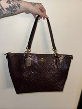Bolso de mano Coach grande de charol púrpura para mujer