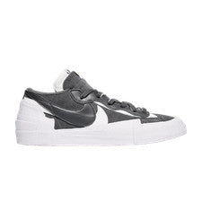 Talla 11M/12.5W - Sacai x Nike Blazer Bajo 'Gris Hierro' (SIN CAJA) DD1877-002