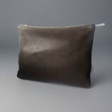 "Bolso clutch Andrew Mark de cuero marrón con cremallera en relieve nombre del diseñador 11""x 9"""