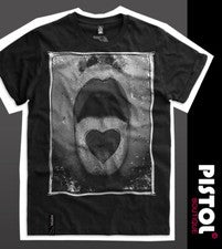 Camiseta de Moda Pistol Boutique Para Hombre Ajustada Negra Cuello Redondo BOCETO CORAZÓN LENGUA