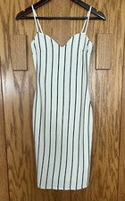 Vestido a rayas blanco y negro de moda marca Nova para mujer talla pequeña