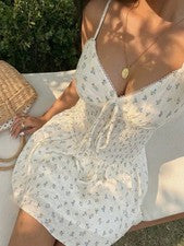 Elegante minivestido estampado floral y diseño twist