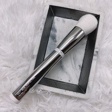 Cepillo base infundido perfeccionador de piel It Cosmetics 702 Heavenly Skin CC+