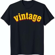 Camiseta negra vintage con texto amarillo brillante y contorno rojo estilo retro