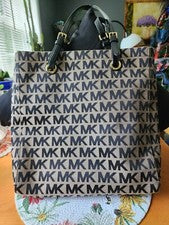 Bolso de hombro Michael Kors Signature con monograma