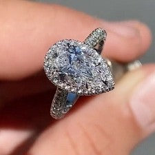 Anillo de compromiso con halo de diamantes de corte pera de 3,00 quilates enchapado en oro blanco de 14 quilates