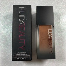 Base líquida mate luminosa Huda Beauty FauxFilter Hot Fudge 550R nueva en caja