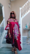 Vestido de sol de mujer africana con un precioso cuello hecho con rafia