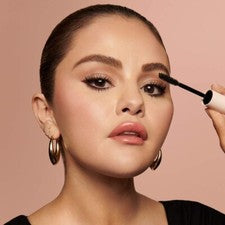 Máscara de pestañas voluminizadora universal NEGRA Rare Beauty Perfect Strokes .27 oz 8 ml