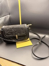 NUEVO Bolso Bandolera Yichen Paris Negro Repujado Herrajes Dorados Correa Ajustable Nuevo con Etiquetas