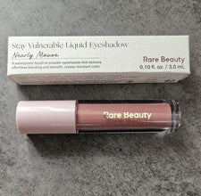 Sombra de ojos líquida impermeable Rare Beauty casi malva Stay Vulnerable 0,10 oz ¡NUEVA EN CAJA!