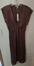 Vestido midi de satén lavado con cuello en V Steve Madden para mujer talla: S 46" L marrón canela