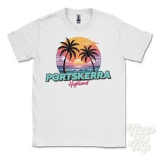 CAMISETA PORTSKERRA HIGHLAND - Retro Estilo Miami Divertida Parodia de Verano Reino Unido