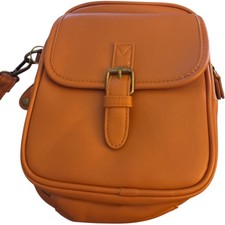 Cartera Bandolera en Camel. Bolsillos cierre cremallera. Compartimentos para tarjetas de crédito.