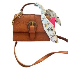 Bolso Bandolera Betsey Johnson Coñac Cuero Sintético Repujado Blanco Bufanda Caballo